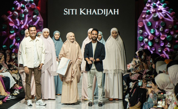 Muslim Fashion Festival Plus (MUFFEST+) 2023 menampilkan beragam busana-mukena jelang bulan ramadan. Satu yang menonjol yakni Siti Khadijah.