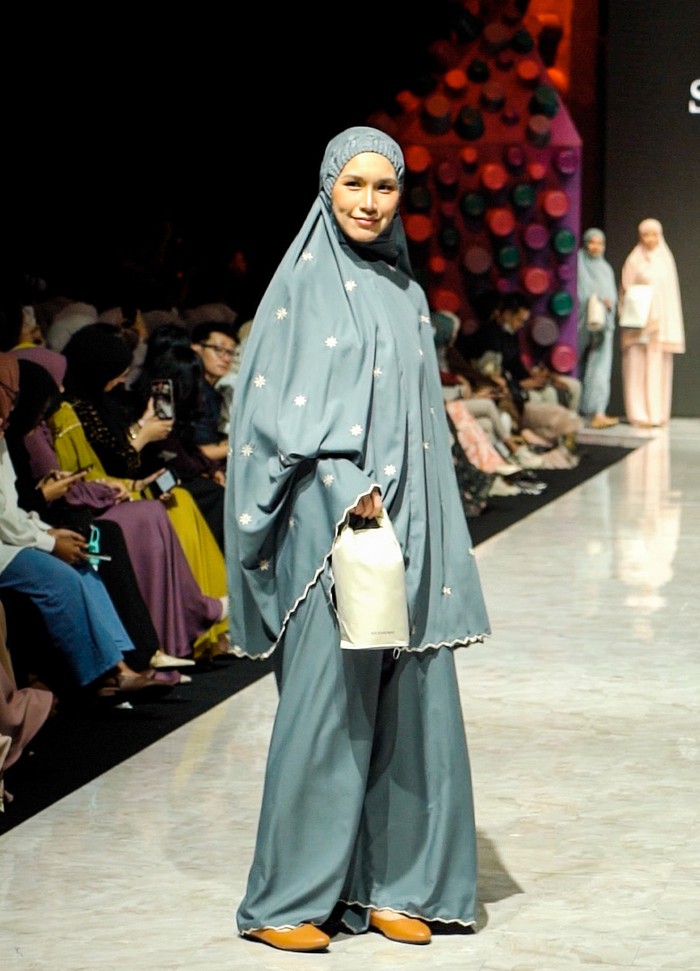 Muslim Fashion Festival Plus (MUFFEST+) 2023 menampilkan beragam busana-mukena jelang bulan ramadan. Satu yang menonjol yakni Siti Khadijah.