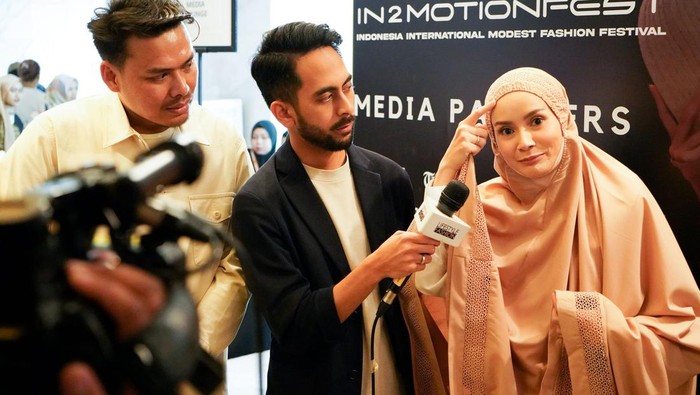 Muslim Fashion Festival Plus (MUFFEST+) 2023 menampilkan beragam busana-mukena jelang bulan ramadan. Satu yang menonjol yakni Siti Khadijah.