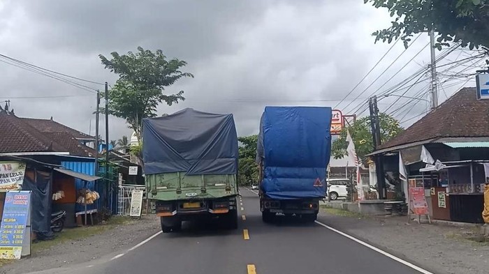 Truk kelebihan muatan (ODOL saat melintas di jalur nasional Denpasar-Gilimanuk, tepat di Kecamatan Pekutatan, Kabupaten Jembrana, Rabu (15/3/2023).