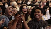 Selain itu juga ada Cinta Laura Kiehl yang bakal berbagi dalam talkshow di Auditorium UNS mulai pukul 10.00 WIB hari ini. Cinta akan membagikan kisah inspiratifnya menjadi seorang entertainer, enterpreneur, juga social activist.  