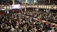 Sementara itu dari pantauan di lokasi, Auditorium UNS sudah penuh dengan mahasiswa.