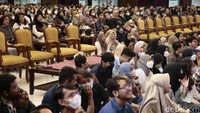 Antusias peserta begitu tinggi, bahkan ada yang sampai duduk lesehan di lantai.  