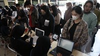 Pantauan detikcom, Rabu (15/3/2023), sebelum memasuki Auditorium UNS, para mahasiswa melakukan registrasi terlebih dahulu.