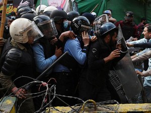 Upaya Penangkapan Eks PM Pakistan Diwarnai Bentrok Pendukung-Polisi