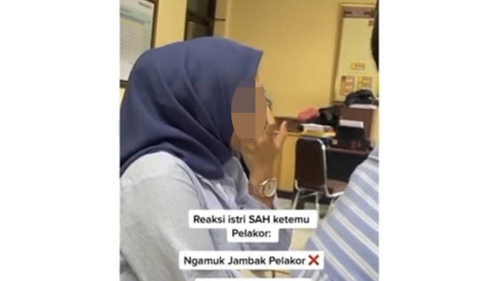 Beredar video viral istri sah melabrak pelakor yang tengah hamil bersama suaminya.