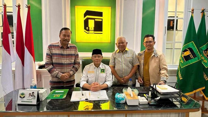 Wabup Bone Ambo Dalle (kiri) bersama Plt Ketua DPP PPP Muhammad Mardiono, didampingi Wakil Ketua Amir Uskara (ujung kanan).