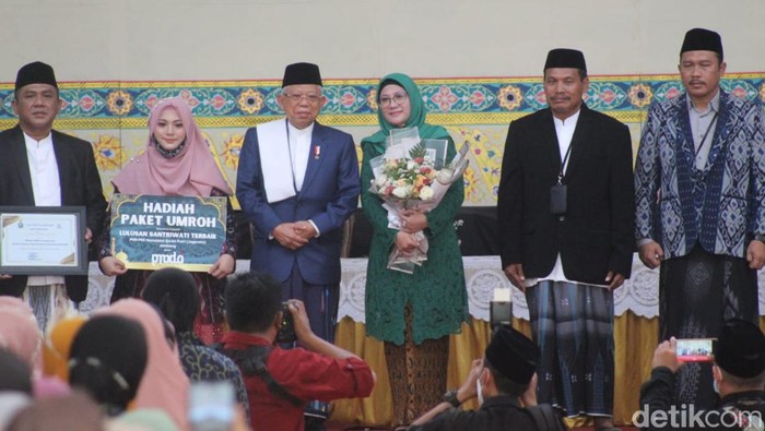 Wapres menghadiri wisuda hafizah cucunya di Jombang