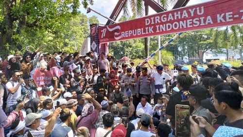 Ratusan warga Gili Trawangan menggeruduk Kantor Gubernur NTB, Rabu (15/3/2023).