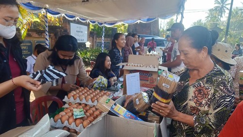 Warga menyerbu pasar murah di areal parkir kantor Desa Baluk, Kecamatan Negara, Kabupaten Jembrana, Bali, Rabu (15/3/2023).