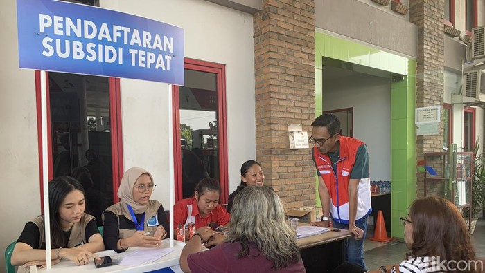 Warga saat mendaftar program subsidi tepat di SPBU Amplas. (Kartika Sari/detikSumut)