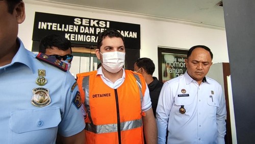 WN Suriah pemilik KTP Bali diserahkan Imigrasi ke Kejari Denpasar, Rabu (15/3/2023). (I Wayan Sui Suadnyana/detikBali)