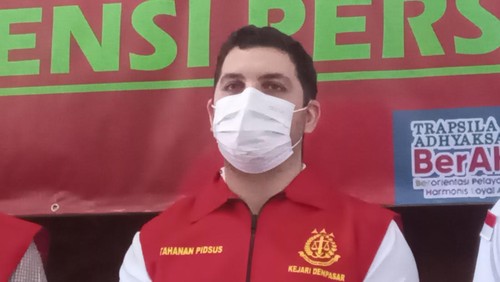 WN Suriah M. Zghaib yang menjadi tersangka kasus KTP ilegal dalam konferensi pers di Kejari Denpasar, Rabu (15/3/2023).