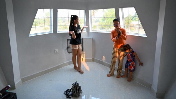 Dia membuat rumah pesawat lengkap dengan struktur seperti badan pesawat berdiri 6 meter (19,69 kaki) di atas tanah yang menampung dua kamar tidur dan kamar mandinya. Â Dia membuat rumah pesawat lengkap dengan struktur seperti badan pesawat berdiri 6 meter (19,69 kaki) di atas tanah yang menampung dua kamar tidur dan kamar mandinya. Â