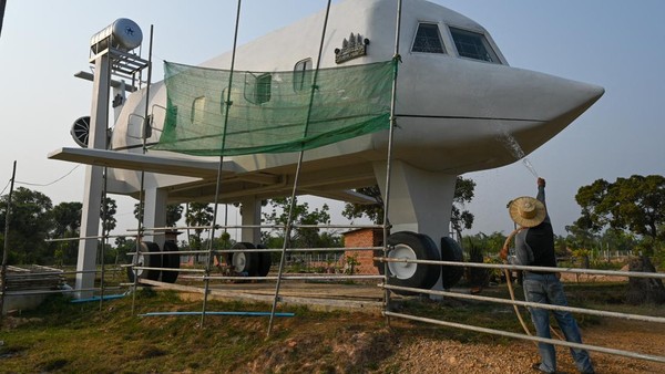 Rumah pesawat ini merupakan milik pria bernama Chrach Pov. Pov memiliki mimpi untuk terbang seumur hidupnya. Dari mimpi itu ia akhirnya membangun sebuah rumah berbentuk pesawat.  