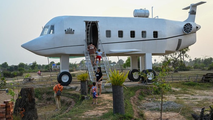 Wujud Rumah Pesawat di Kamboja yang Tarik Perhatian Turis Local tourists visit the air plane house in Siem Reap province on March 12, 2023. (Photo by TANG CHHIN SOTHY / AFP) (Photo by TANG CHHIN SOTHY/AFP via Getty Images)