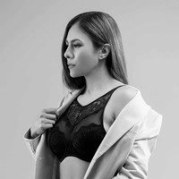 Tampil seksi mengenakan lingerie, tubuh langsing Wulan pun jelas terlihat. Meski sudah memiliki 3 orang anak dan berusia 41 tahun namun penampilan Wulan memang tak kalah dari ABG yang berusia jauh di bawahnya. Foto: Instagram/@raquellingerie