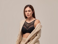 7 Foto Seksi Wulan Guritno Jadi Model Lingerie, Pamer Tubuh Langsing Bak ABG