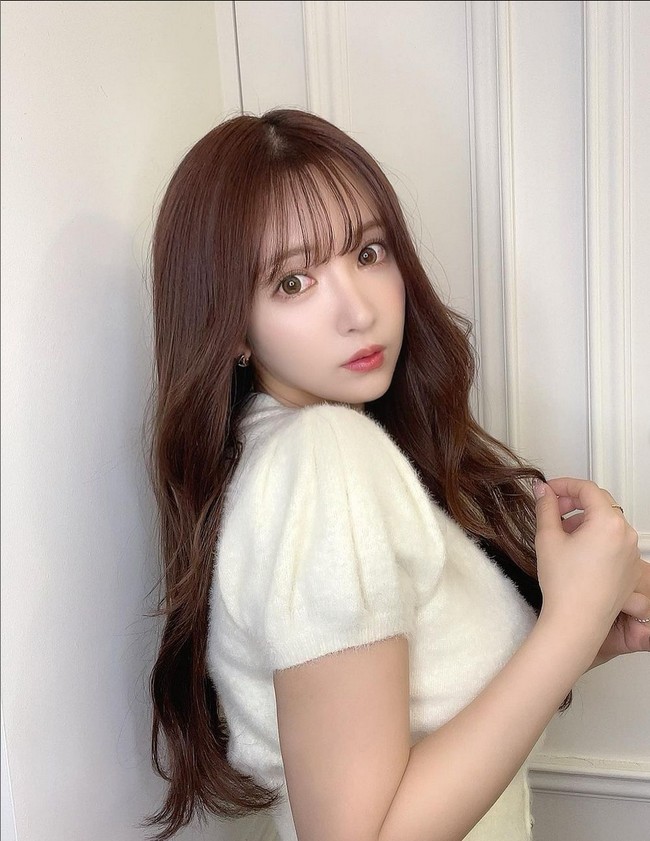 Hari ini, saya punya pengumuman besar untuk kalian. Saya, Mikami Yua, pensiun jadi aktris AV, ujarnya. Foto: Instagram/@yua_mikami