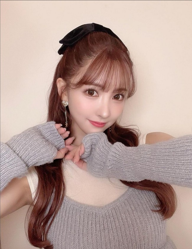 Mantan idol ini terhitung sudah delapan tahun malang melintang di industri film dewasa. Dia menyatakan tidak menyesal dengan profesinya itu. Foto: Instagram/@yua_mikami