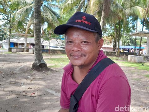 Yusuf Hamdani (40), tukang cuanki di Pangandaran yang komitmen menabung untuk bangun rumah.