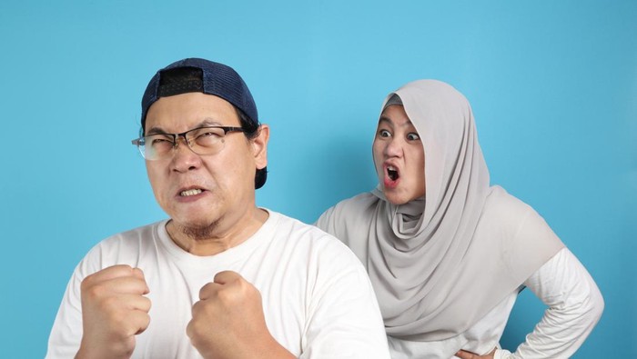 Portrait of Asian muslim couple husband and wife having fight, argue on each other, bad relationship in marriage concept