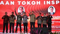 SH. Sutarto CEO BUMN Track, Arief Yahya Menteri Pariwisata RI (2014-2019), Perwakilan Menteri Perhubungan Abdulhamid Dipopramono, Staf Khusus Menteri bidang Hubungan Internasional, Arief Prasetyo Adi Kepala Badan Pangan Nasional, Silmy Karim Direktur Jendral Imigrasi Republik Indonesia, Tanri Abeng, MBA -Menteri BUMN Pertama (1998 -1999) dan Dewan Pakar BUMN Track (Ketua Dewan Juri Anugerah BUMN 2023), Akhmad Kusaeni Pemimpin Redaksi BUMN Track, Ahmed Kurnia Pemimpin Umum BUMN Track foto bersama usai Penyerahan Penghargaan Tokoh Inspirasi Bangsa 2023 dalam ajang Anugerah BUMN 2023 di Jakarta. 