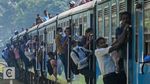 Aksi Mogok Kerja di Sri Lanka Bikin Kereta Api Penuh Sesak