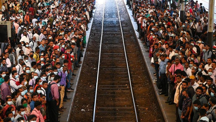 Aksi Mogok Kerja di Sri Lanka Bikin Kereta Api Penuh Sesak TOPSHOT - Commuters wait to board a train at the Fort railway station during a nationwide strike in Colombo on March 15, 2023. - Sri Lanka deployed armed troops as trade unions crippled hospitals, ports and banks March 15 to protest against high income taxes imposed as a precondition for a crucial IMF bailout. (Photo by ISHARA S. KODIKARA / AFP) (Photo by ISHARA S. KODIKARA/AFP via Getty Images)