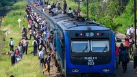 Kereta yang masih beroperasi akhirnya diserbu penumpang. Mereka bahkan berebut untuk naik.  