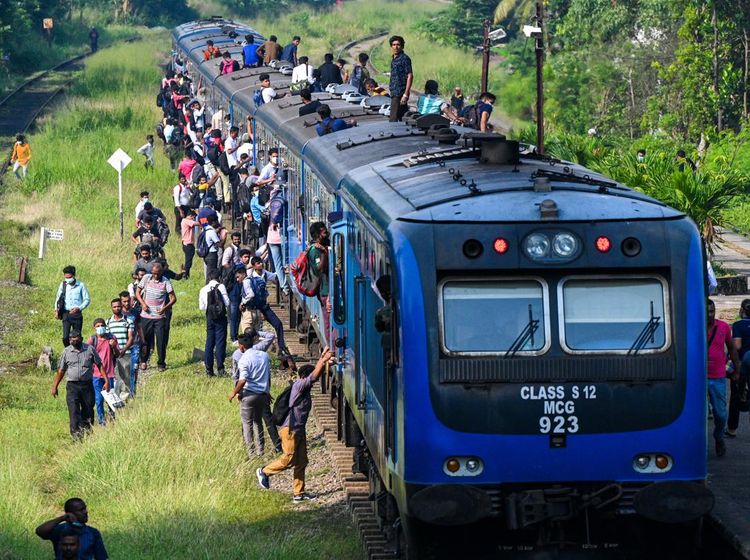 Aksi Mogok Kerja di Sri Lanka Bikin Kereta Api Penuh Sesak