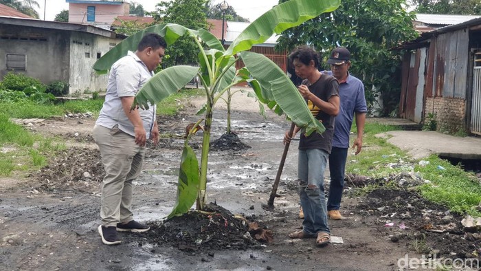 Aksi warga menanam pohon di Medan. (Foto: Goklas Wisely)