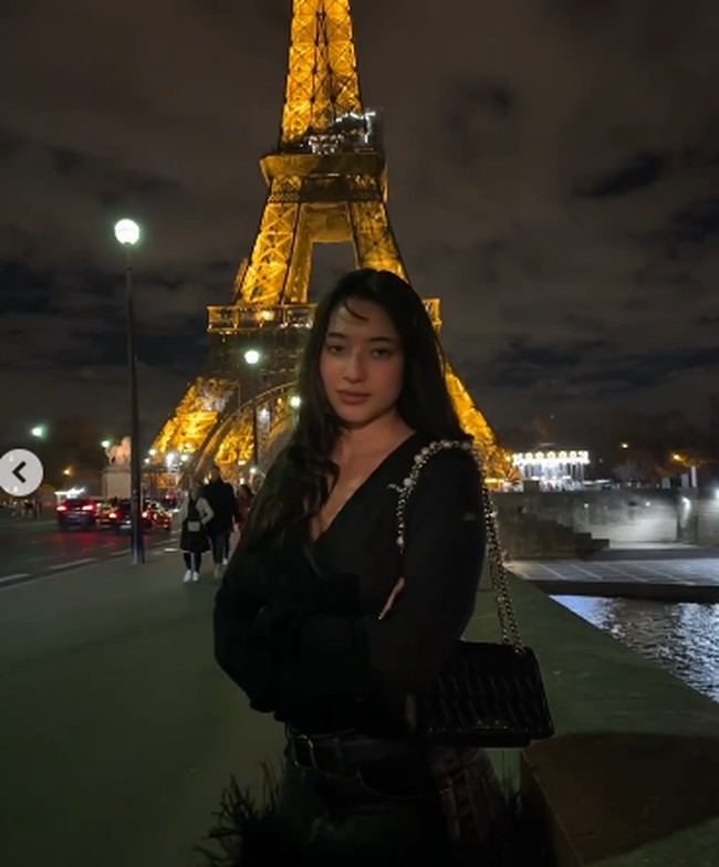 Sejumlah netizen menyindir bahwa kepergian umrahnya semata-mata bagian dari travelling bukan bagian dari ibadah. “Bagaimana trip bisnismu saat umrah? Bagus?” sarkas netizen. “Setelah melakukan umrah, kamu berakhir dengan menggunakan ini? Menyedihkan. Semoga tuhan memberikan pencerahan untukmu. Amin,” tulis netizen lainnya. Foto: dok. Instagram/@littlemisskhan