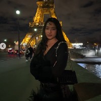 Sejumlah netizen menyindir bahwa kepergian umrahnya semata-mata bagian dari travelling bukan bagian dari ibadah. “Bagaimana trip bisnismu saat umrah? Bagus?” sarkas netizen. “Setelah melakukan umrah, kamu berakhir dengan menggunakan ini? Menyedihkan. Semoga tuhan memberikan pencerahan untukmu. Amin,” tulis netizen lainnya. Foto: dok. Instagram/@littlemisskhan