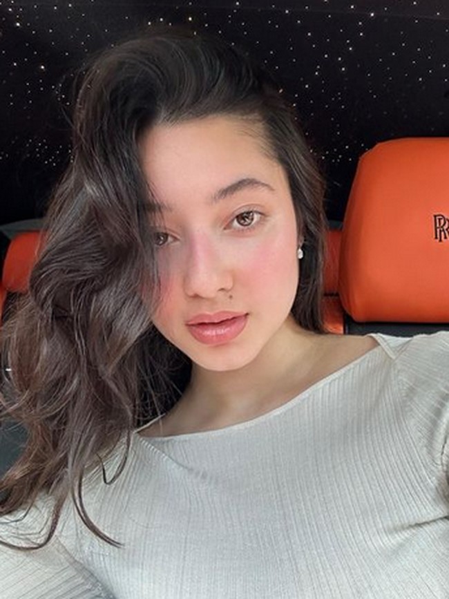 Sejak awal tahun, Ameena bahkan terlihat melepas hijab dan turbannya. Foto: dok. Instagram/@littlemisskhan