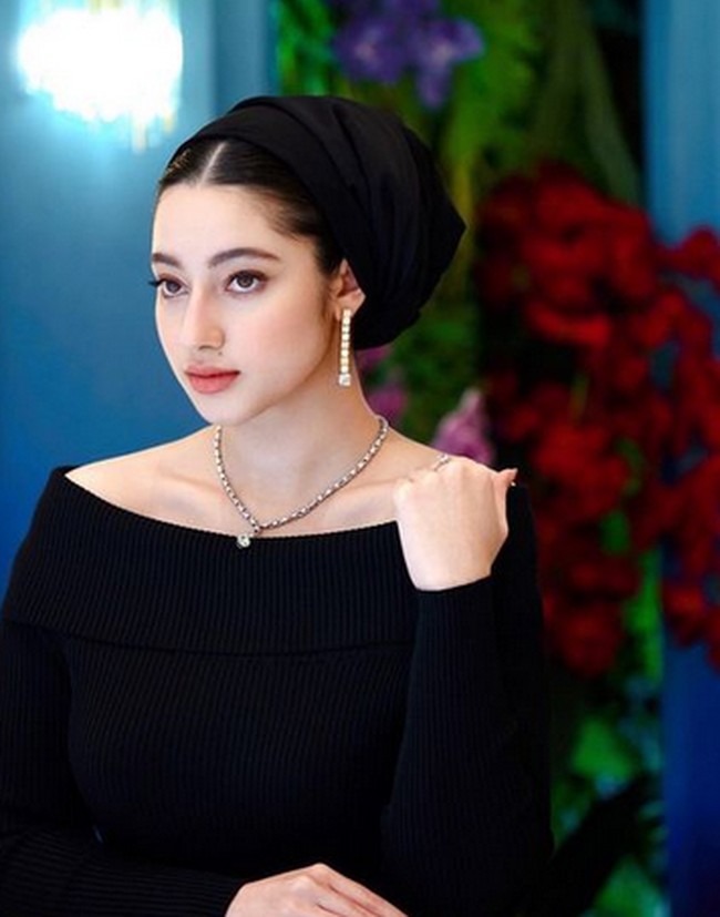 Namun terkadang dia mengganti hijabnya dengan mengenakan turban, namun masih memperlihatkan rambutnya. Foto: dok. Instagram/@littlemisskhan