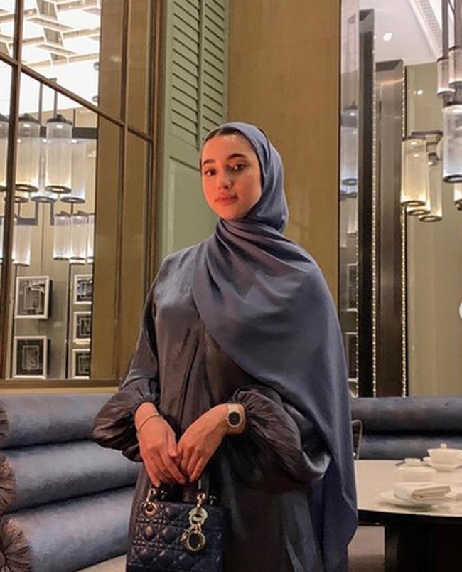 Beberapa kali Ameera tampil dengan hijab dan kaftan yang tertutup.Foto: dok. Instagram/@littlemisskhan