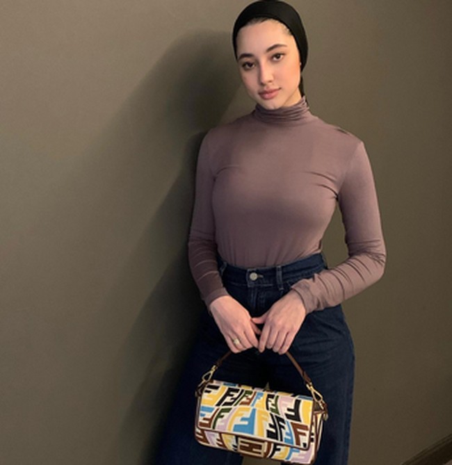 Ameena juga dihujat ketika ia mengenakan turban, namun menggunakan baju ketat yang membentuk lekuk tubuhnya. Foto: dok. Instagram/@littlemisskhan