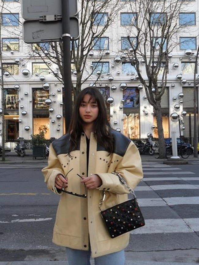 Ameera Khan memperlihatkan foto liburannya di Paris di Instagramnya. Namun busananya dikritik.Foto: dok. Instagram/@littlemisskhan
