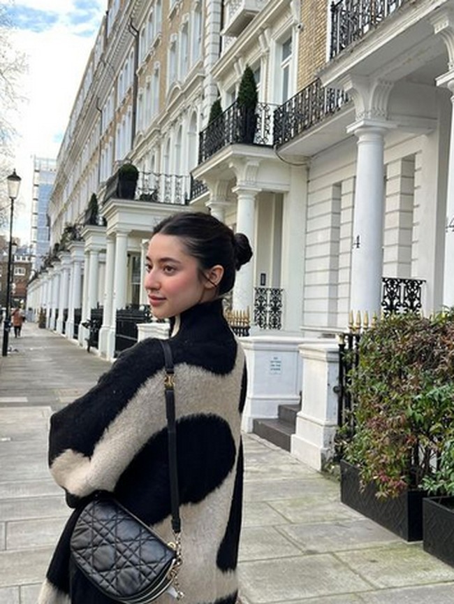 Bukan kali ini saja Ameera dikritik karena pilihan pakaiannya. Dia kerap dihujat karena sering tidak konsisten dalam menggunakan hijab. Foto: dok. Instagram/@littlemisskhan