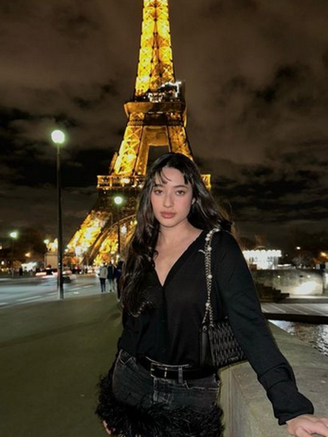 Ameera mengenakan blouse hitam dengan potongan leher rendah dan rok mini. Busananya itu mendapat kritikan karena dianggap seksi karena dia baru pulang umrah.Foto: dok. Instagram/@littlemisskhan