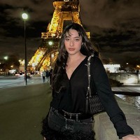 Ameera mengenakan blouse hitam dengan potongan leher rendah dan rok mini. Busananya itu mendapat kritikan karena dianggap seksi karena dia baru pulang umrah.Foto: dok. Instagram/@littlemisskhan