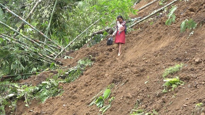Anak sekolah menerobos longsoran di Toraja Utara, Sulsel.