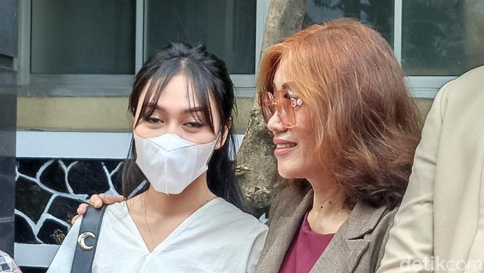 Anastasia Pretya Amanda berbaju putih datangi Mapolda Metro Jaya.
