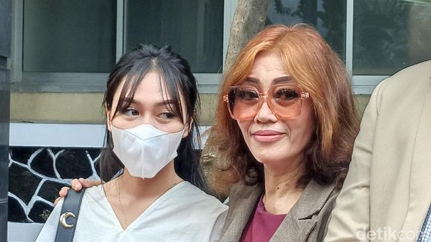 Anastasia Pretya Amanda berbaju putih datangi Mapolda Metro Jaya.