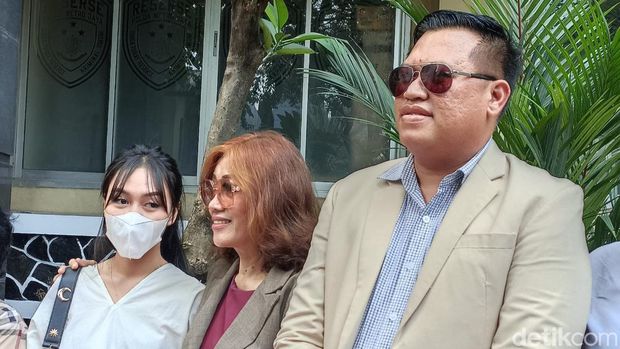 Anastasia Pretya Amanda berbaju putih datangi Mapolda Metro Jaya.