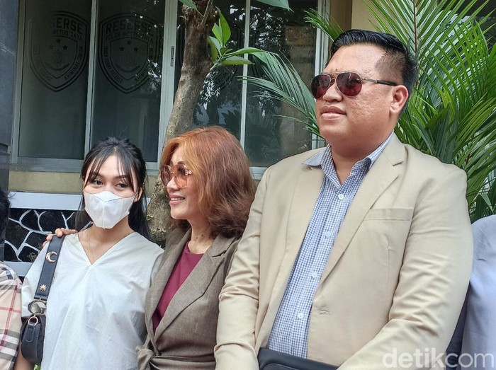 Anastasia Pretya Amanda berbaju putih datangi Mapolda Metro Jaya. Anastasia Pretya Amanda berbaju putih datangi Mapolda Metro Jaya.