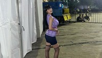 Anastasya Khosasih cuma menaruh emoji tanda hati ungu, putih, dan hitam dalam caption. (Foto: dok Instagram)