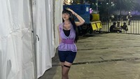 Jadi Hinata, Anastasya Khosasih memakai pakaian ungu dengan celana pendek hitam. Ia juga memakai lensa kontak putih dengan stocking berjaring. (Foto: dok Instagram)
