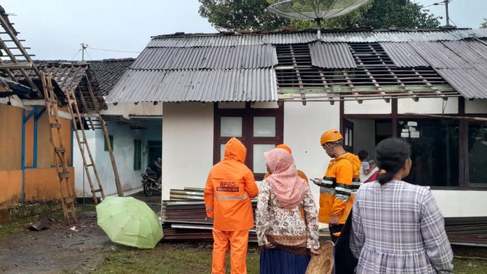 Angin kencang Rumah warga di Desa Rejosari Kecamatan Kalikajar Wonosobo rusak akibat terkena angin kencang, Kamis (16/3/2023).